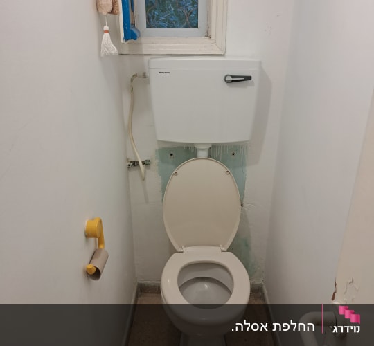 אסלה עם ניאגרה, צינור מים מחובר לקיר
